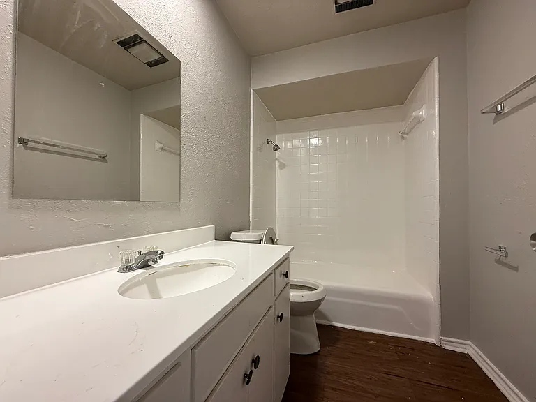 734 Londonderry Ln — Photo 11