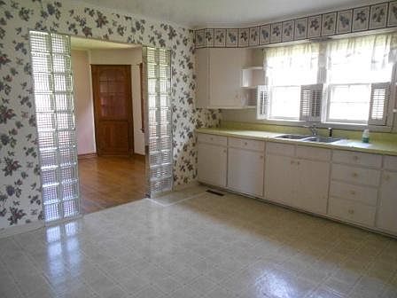 5th image of 102 Farley Hts