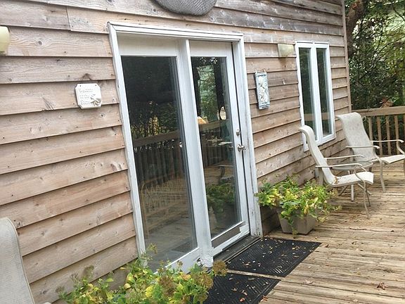 Welcoming front deck