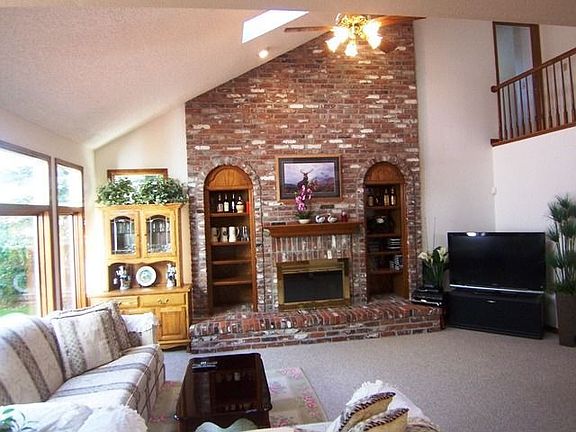 Vaulted 2-story Family Room