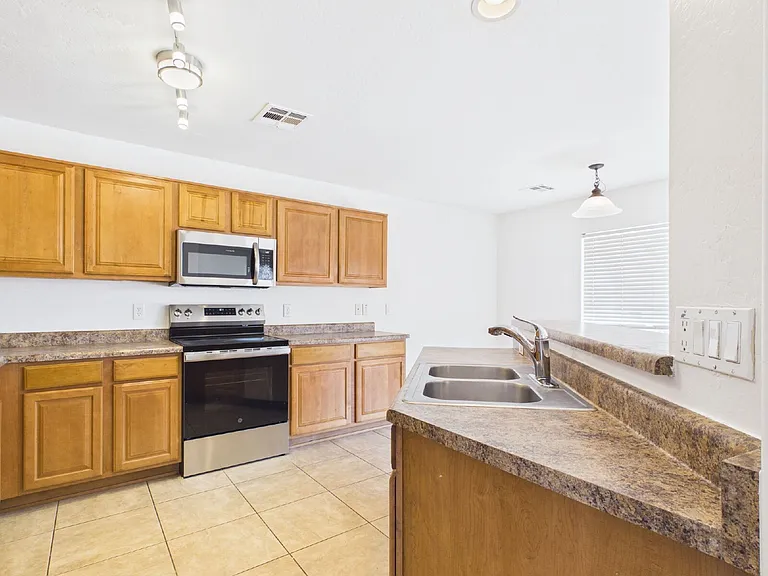 1661 W Harding Ave — Photo 10