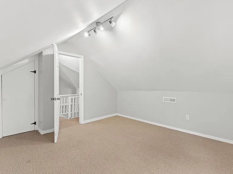 1211 Larchmont Cres — Photo 22