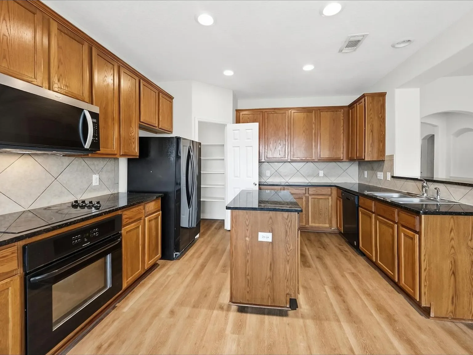 4 bed, 2.0 bath, 2221 sqft, $2,360 — Photo 2