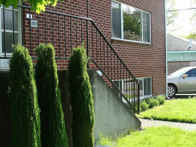 1944 Hudson St — Photo 1
