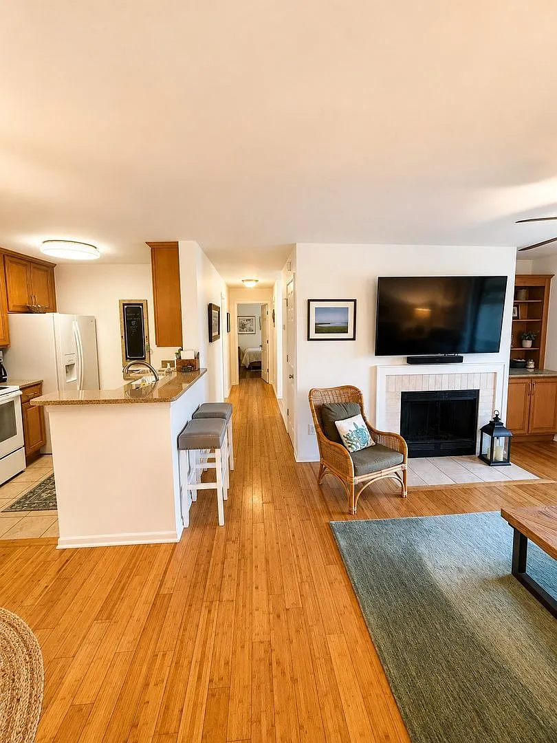 2 bed, 2.0 bath, 1200 sqft, $2,600 — Photo 3