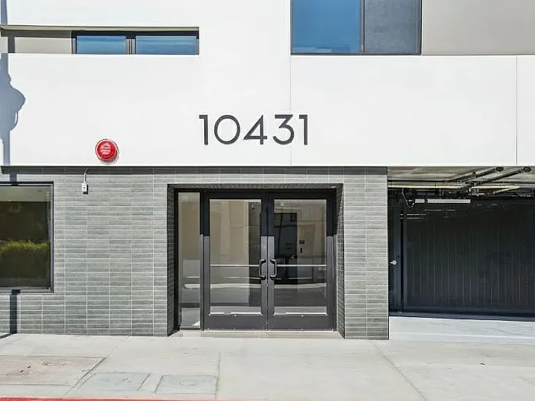 10431 Santa Monica — Photo 2