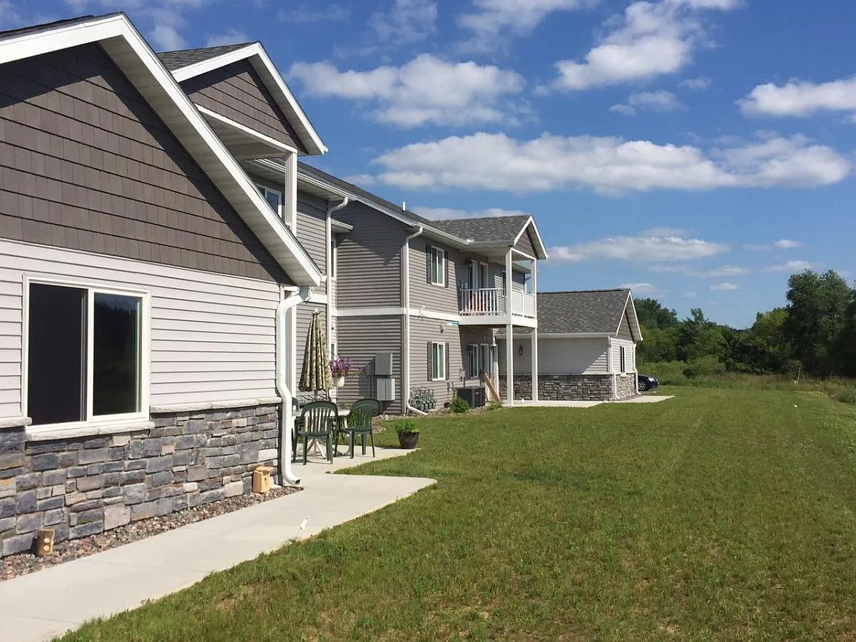 3 bed, 1400 sqft, $1,200 — Photo 1