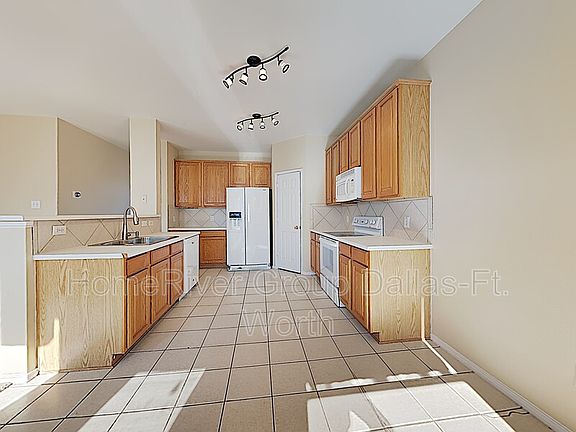 3rd image of 2220 Sumac Dr