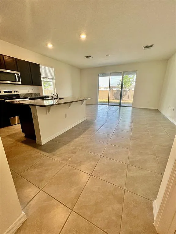 3 bed, 2.5 bath, 1758 sqft, $2,150 — Photo 3