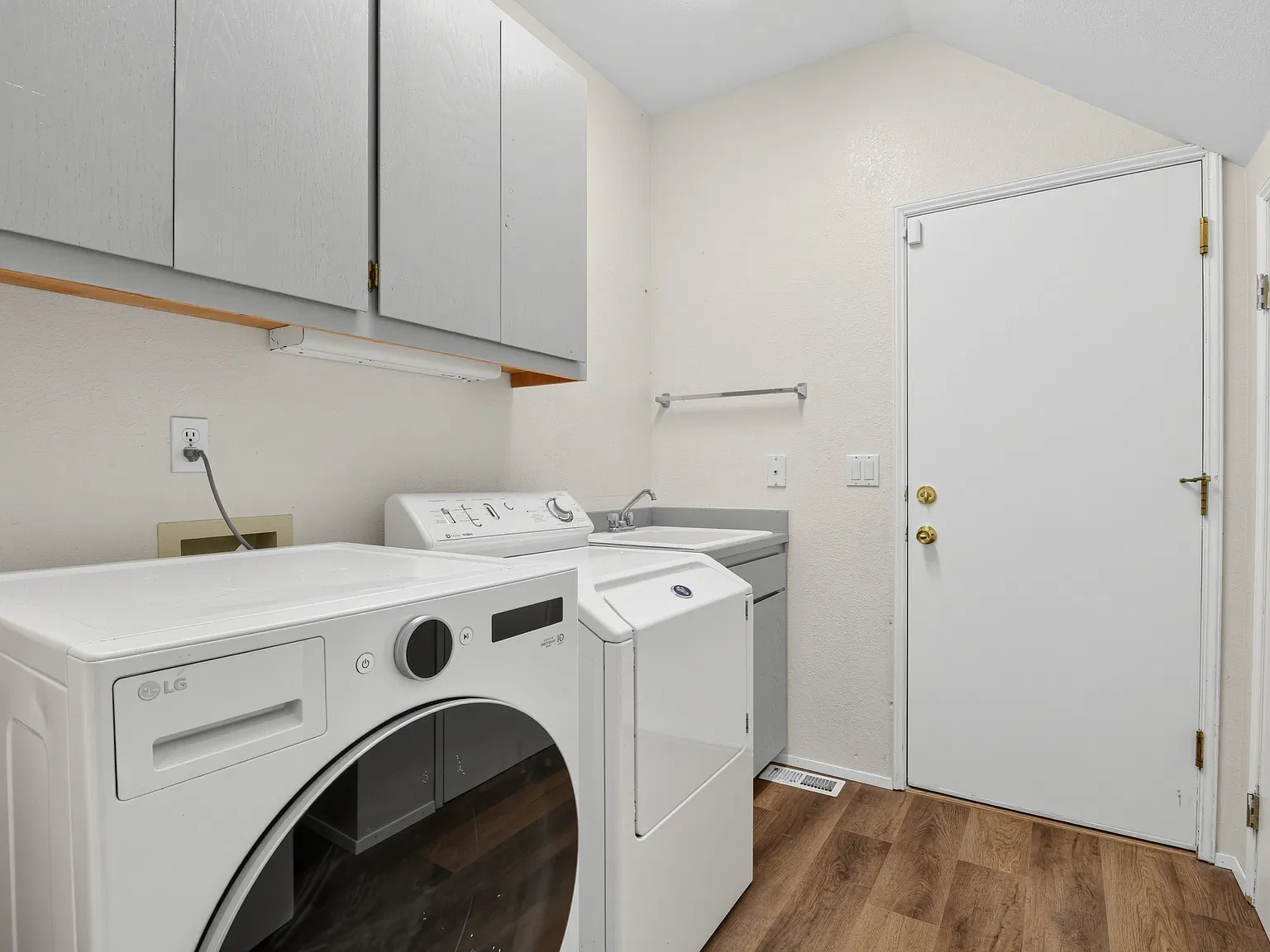 4 bed, 2126 sqft, $3,500 — Photo 3