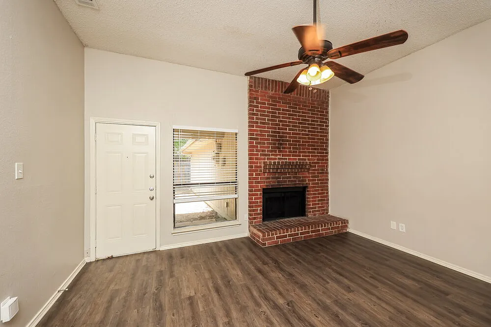 3 bed, 2.0 bath, 1355 sqft, $1,975 — Photo 4