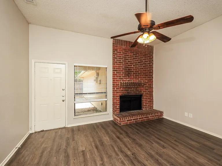 2605 Hartford Ln — Photo 4