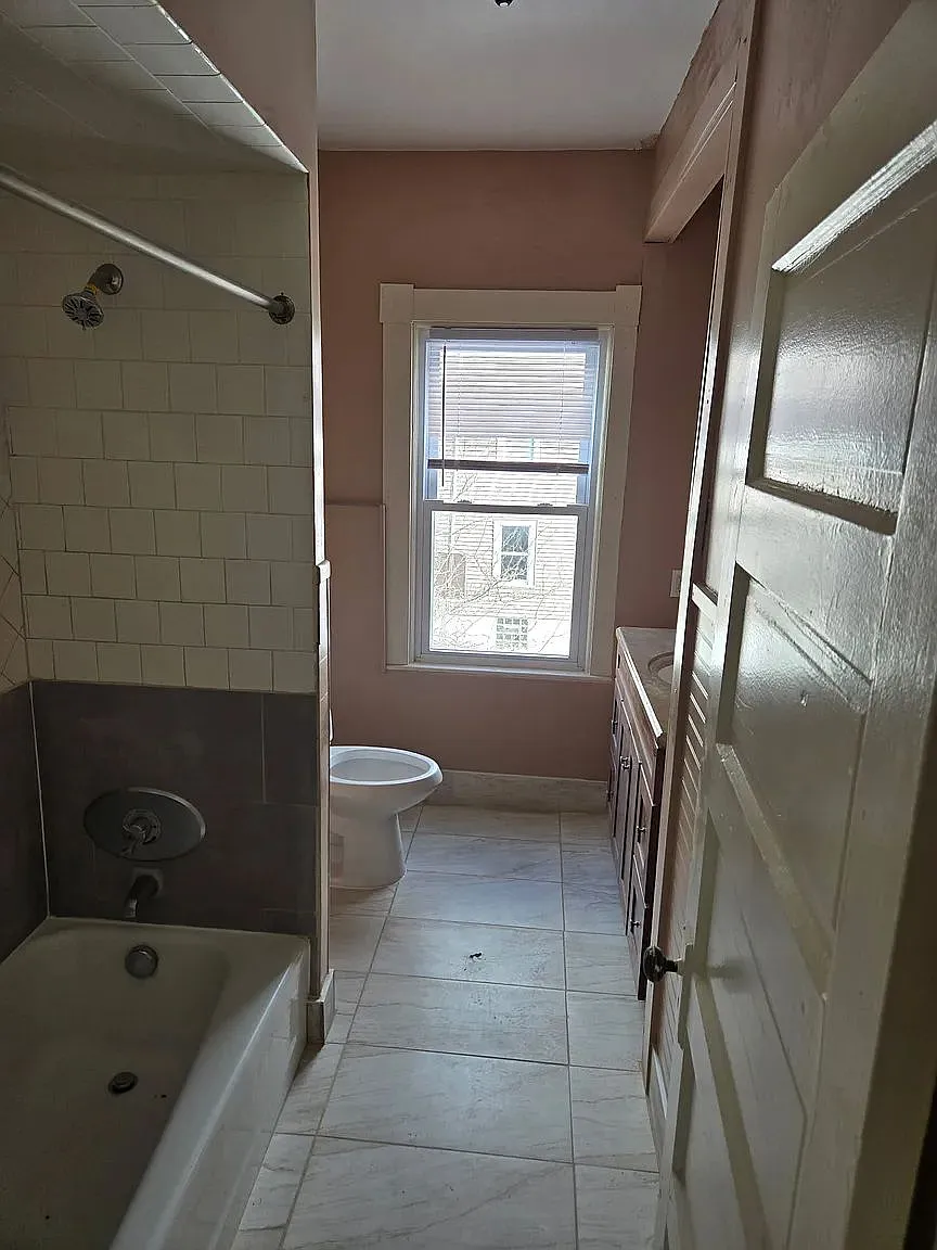 3 bed, 1200 sqft, $1,700 — Photo 2