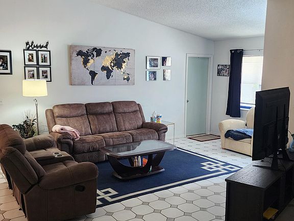 5th image of 1098 SW Janar Avenue