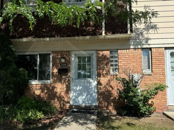 1344 Laurel Valley Dr, Waterford, MI 48327
