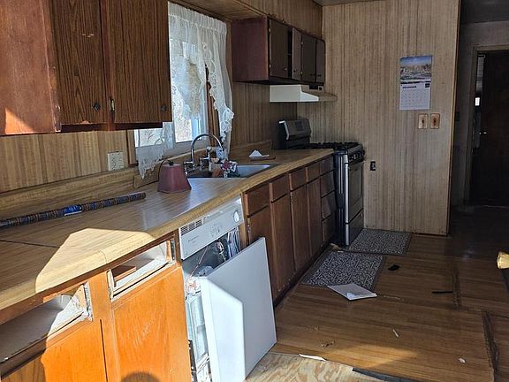 2nd image of 305 Oak Ave