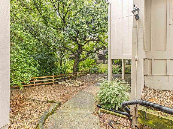 5th image of 5906 N Oak Grove Pl