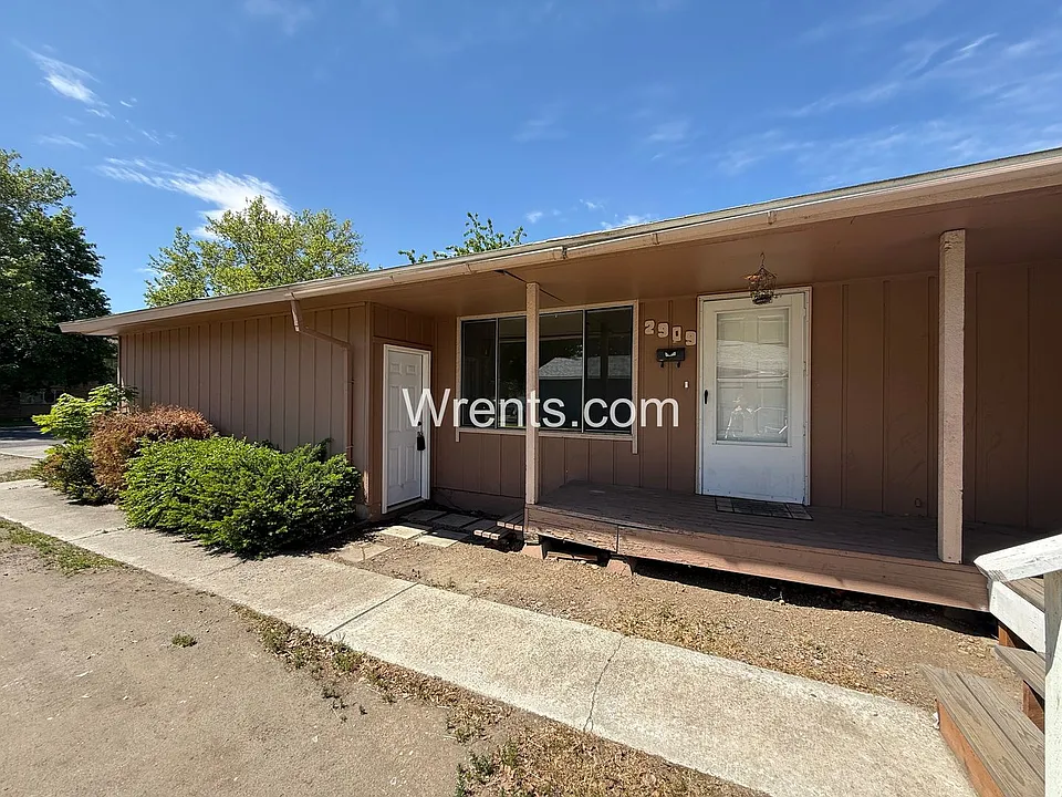 2909-2911 E Rockwell Ave