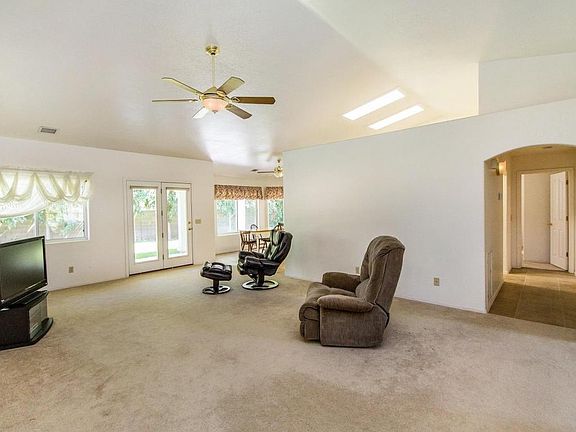 3rd image of 1264 E Laurel Ct