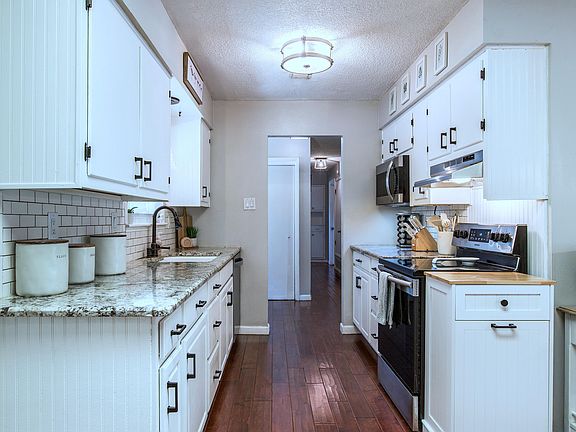 5th image of 11609 Lexington Ave NE