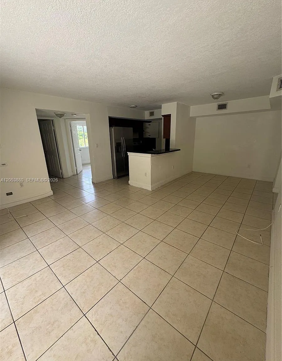 Kendall Lake Towers Condo — Photo 3