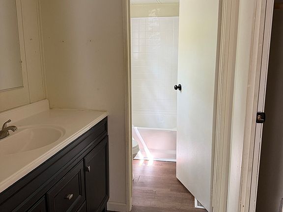 4th image of 7170 Winchester Ave