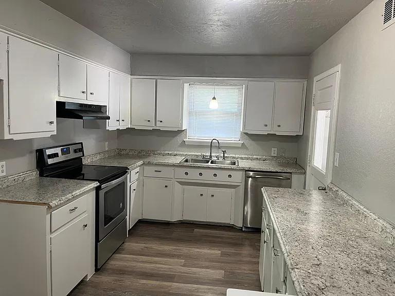 829 E Towry Dr — Photo 2