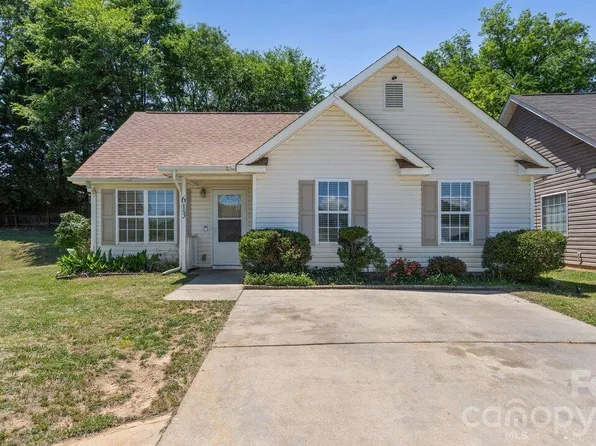 613 Hoskins Ridge Ln, Charlotte, NC 28216