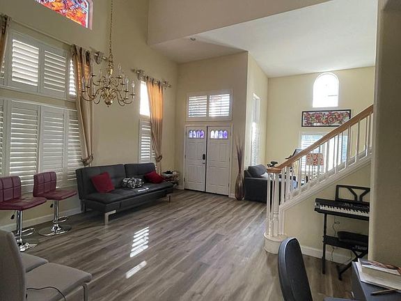 4th image of 379 Daisy Dr