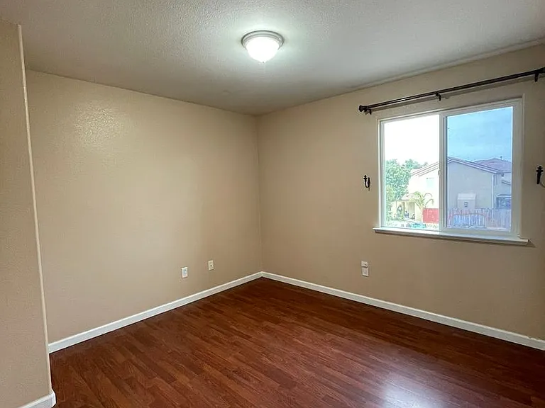 425 San Fernando St — Photo 9