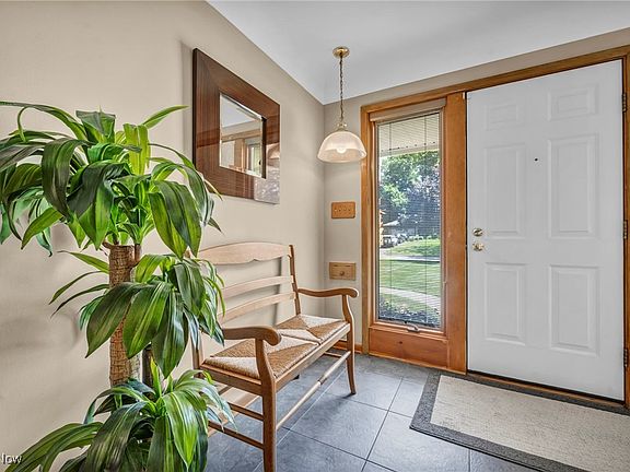 4th image of 1058 Oakview Dr