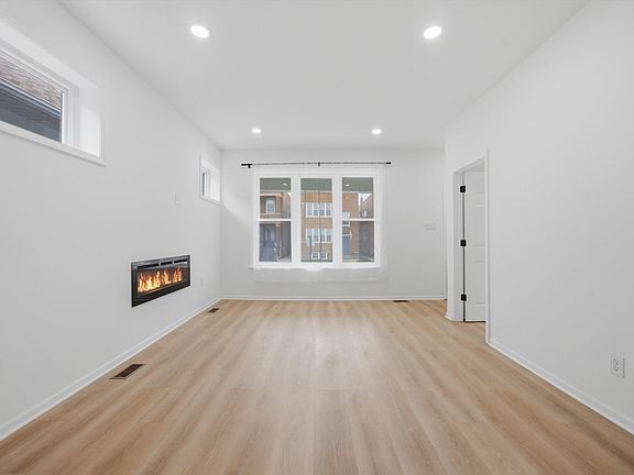 5th image of 6029 S Artesian Ave
