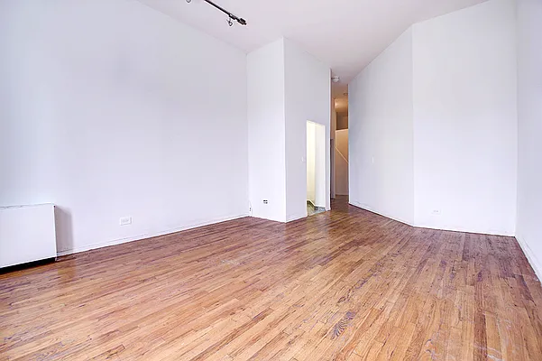 Rented by Urbane Brokerage | media 16