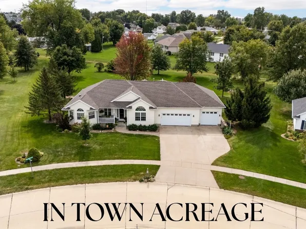 495 Woodview Ave, Robins, IA 52328