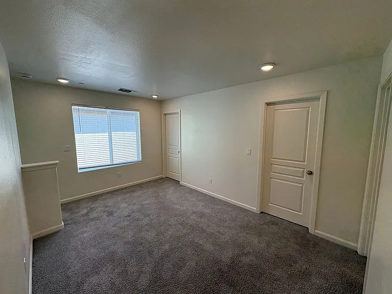 641 S Laguna St — Photo 26