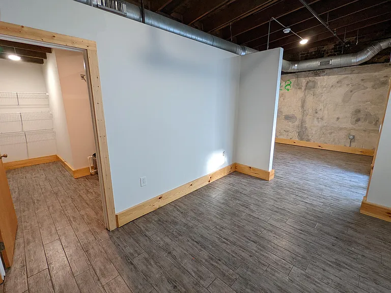 116 E Market St — Photo 8