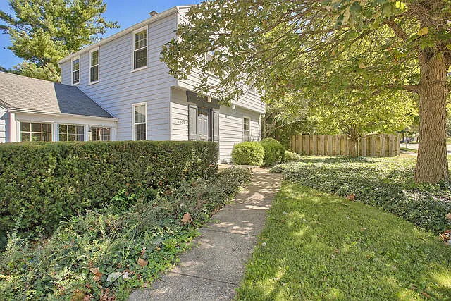 1306 W John St photo 1