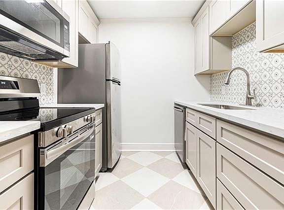 2nd image of 910 Chartres St APT 1