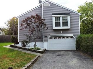 11 Willow Run, Dayton, NJ