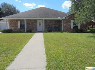 104 Aldersgate St, Yoakum, TX 77995