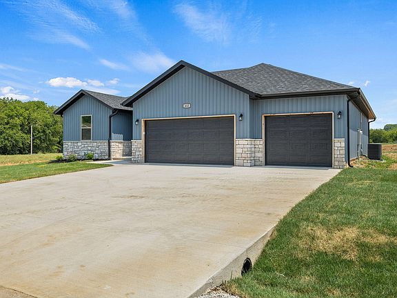4th image of 422 Beavertail Road
