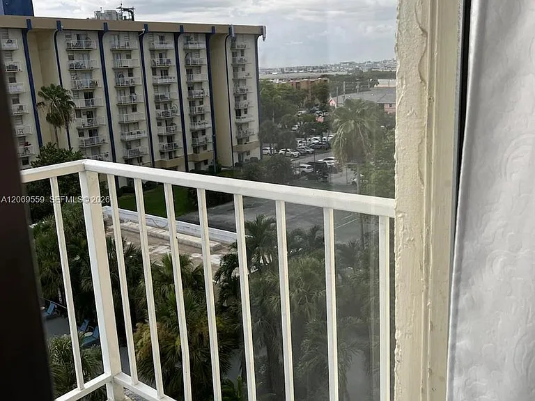 4550 NW 9th St #701E — Photo 7