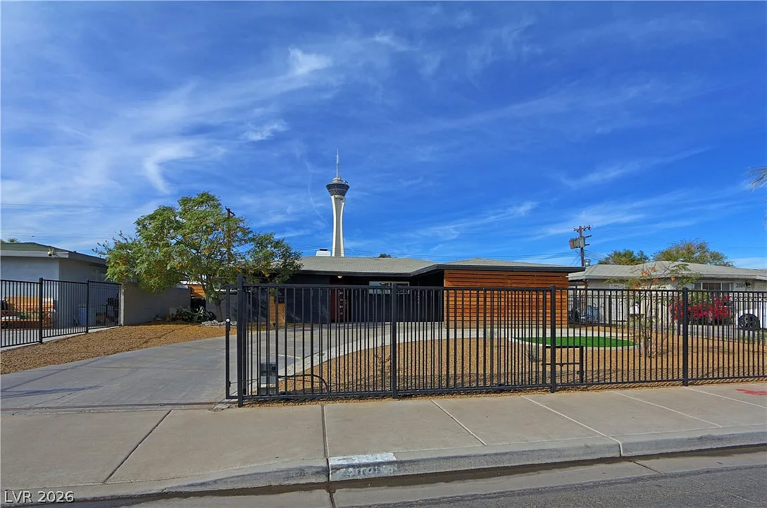 3 bed, 2.0 bath, 1833 sqft, $2,499 — Photo 1