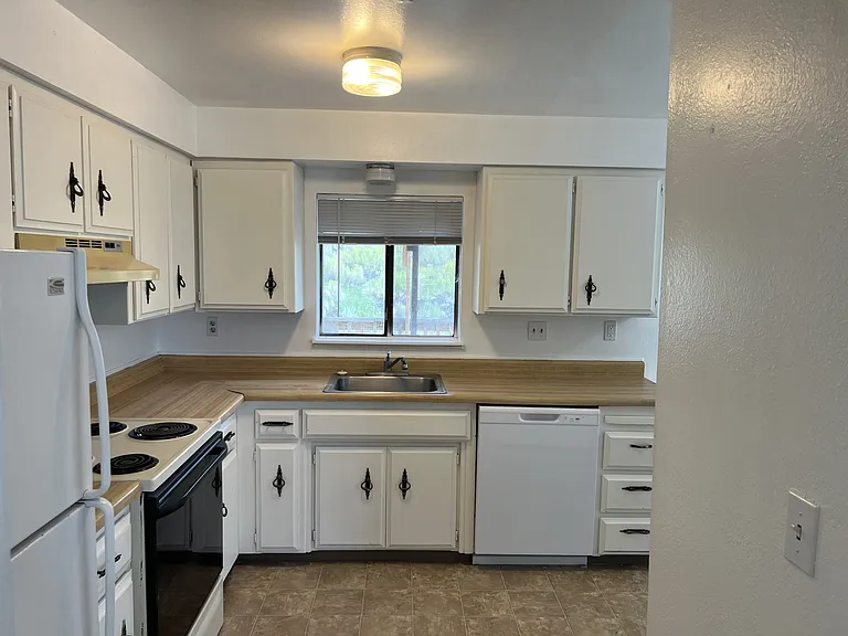 397 Parkchester Dr #2 — Photo 8