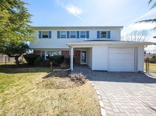 6 Plum Tree Ln, Commack, NY 11725