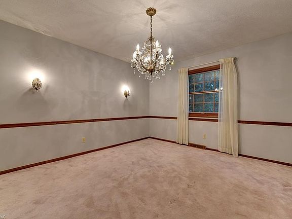 5th image of 32568 Surrey Ln