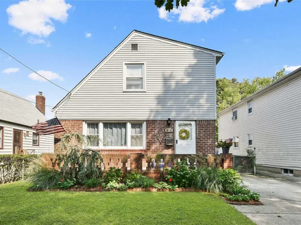 8059 268th St, Glen Oaks, NY 11004