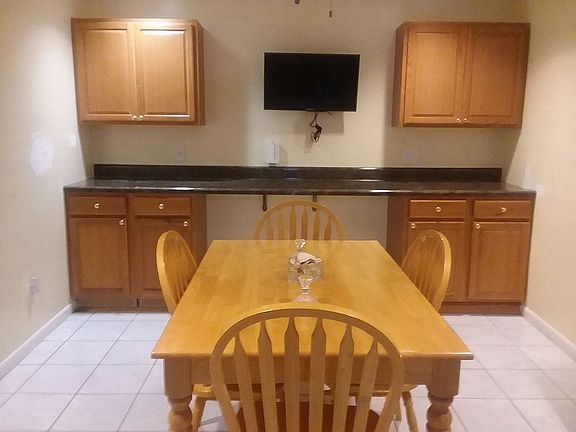 Dining Area & Breakfast Bar
