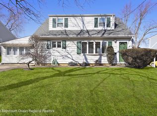 61 Pinetree Dr, Parlin, NJ 08859