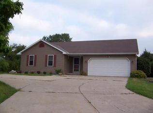 W9291 Red Feather Dr, Cambridge, WI 53523